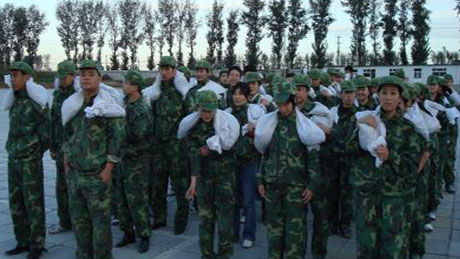 饲料动保板块在职员工军事化强化训练营，时刻坚持高昂的斗志