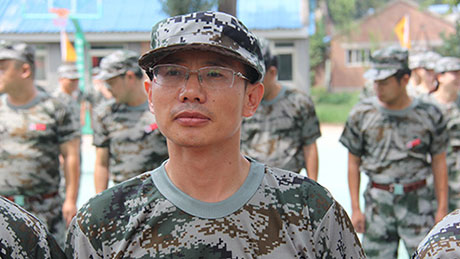 刘钧贻董事长加入军训