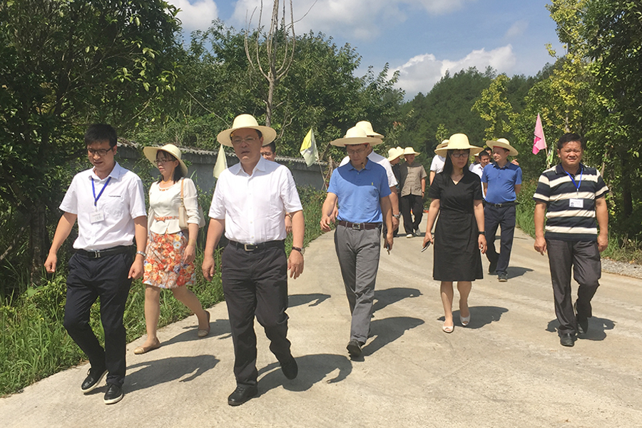 F:\2015-2018年OA文件 电视机媒体播放图设计\2018-OA文件 电视机媒体播放图设计\2018.07.31-中央党校副校长王东京考察调研北京资源日博集团集团\01.jpg