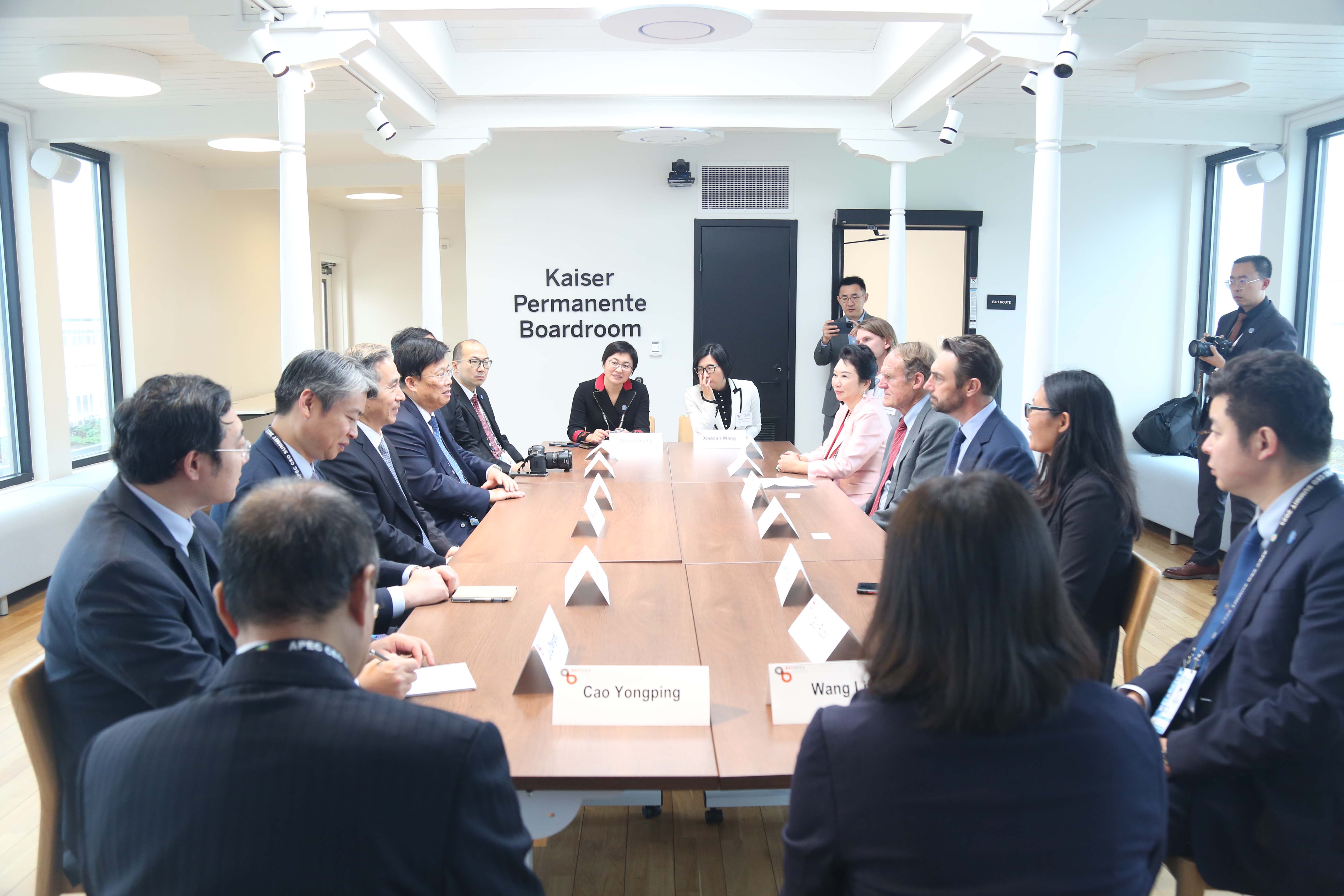 J9集团集团董事局李俐与中国贸促会会长任鸿斌互换